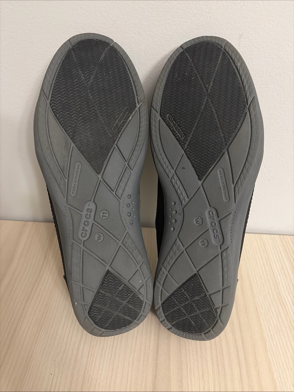 CROCS Women’s Black Canvas Slip-On Loafers size 11 - Picture 7 of 8